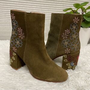Bettye By Bettye Muller Shannon Bootie olive‎ green embroidered suede sz 7.5M